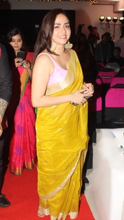 Amruta Khanvilkar feet photo 14