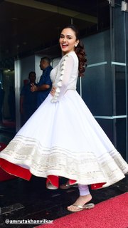 Amruta Khanvilkar feet photo 1
