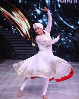 Amruta Khanvilkar feet photo 20