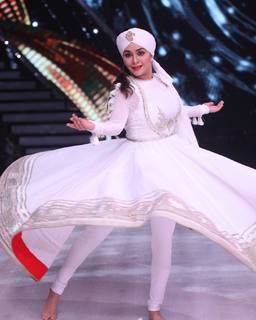 Amruta Khanvilkar feet photo 19