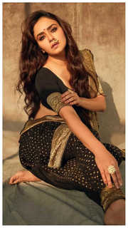 Amruta Khanvilkar feet photo 18