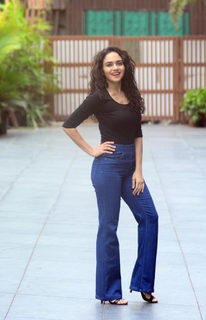Amruta Khanvilkar feet photo 16