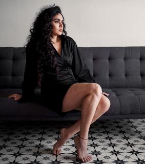 Amruta Khanvilkar feet photo 11
