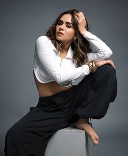 Amruta Khanvilkar feet photo 9