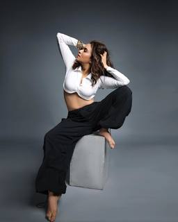 Amruta Khanvilkar feet photo 8
