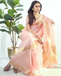 Amruta Khanvilkar feet photo 19