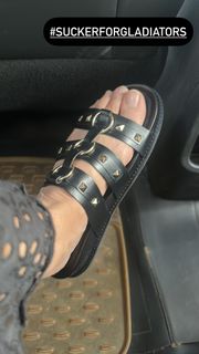 Amruta Khanvilkar feet photo 7