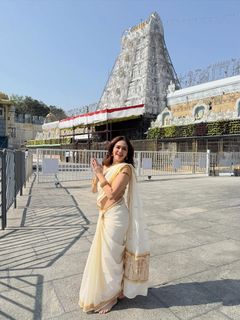 Amruta Khanvilkar feet photo 19