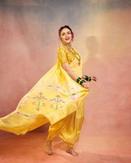 Amruta Khanvilkar feet photo 17