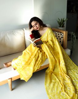 Amruta Khanvilkar feet photo 12