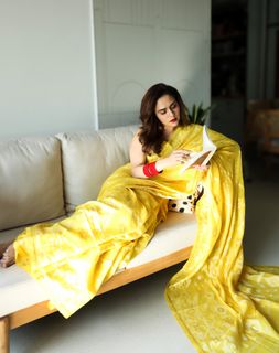 Amruta Khanvilkar feet photo 11
