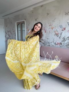Amruta Khanvilkar feet photo 4