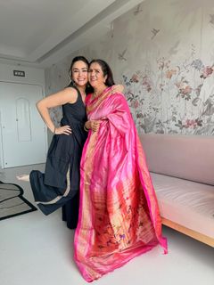 Amruta Khanvilkar feet photo 3