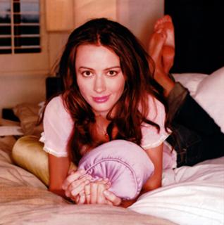 Amy Acker feet photo thumbnail