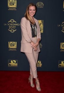 Amy Acker feet photo thumbnail