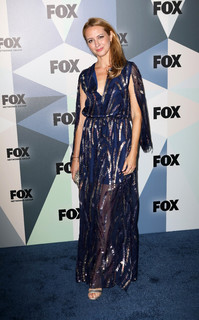 Amy Acker feet photo thumbnail