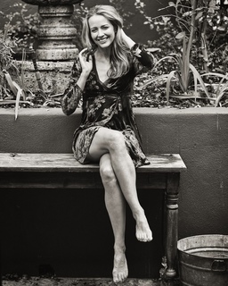 Amy Acker feet photo thumbnail