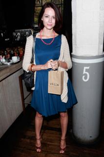 Amy Acker feet photo thumbnail