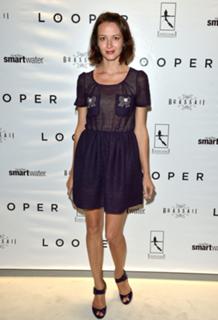 Amy Acker feet photo thumbnail