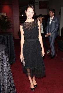 Amy Acker feet photo thumbnail