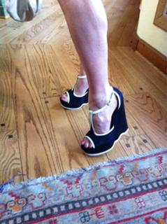 Amy Brenneman feet photo thumbnail