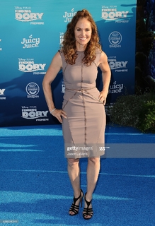 Amy Brenneman feet photo thumbnail