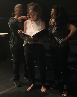 Amy Brenneman feet photo thumbnail