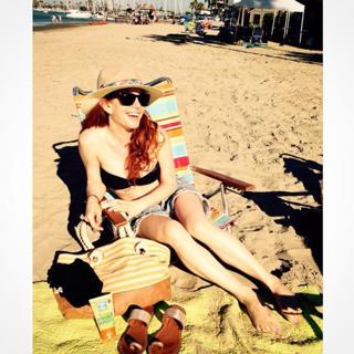 Amy Davidson feet photo thumbnail