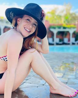 Amy Davidson feet photo thumbnail