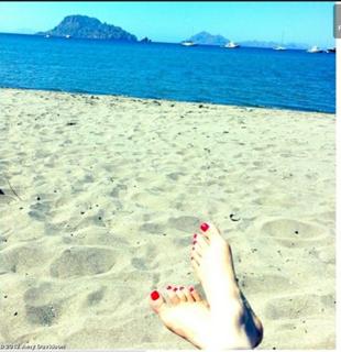 Amy Davidson feet photo thumbnail