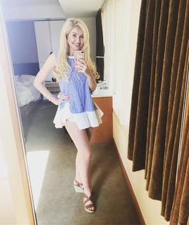Amy Hart feet photo 1