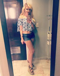 Amy Hart feet photo 20