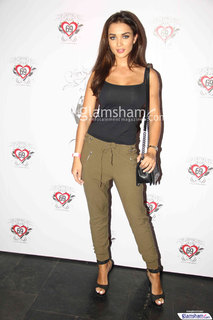 Amy Jackson feet photo thumbnail