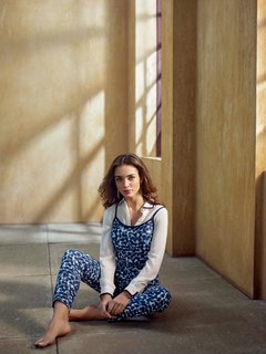Amy Jackson feet photo thumbnail
