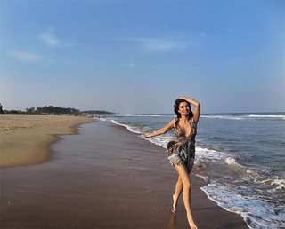 Amy Jackson feet photo thumbnail