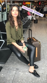 Amy Jackson feet photo thumbnail