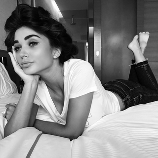 Amy Jackson feet photo thumbnail