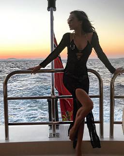 Amy Jackson feet photo thumbnail