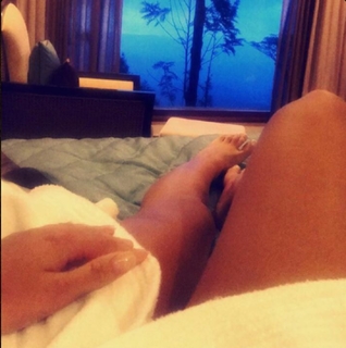 Amy Jackson feet photo thumbnail