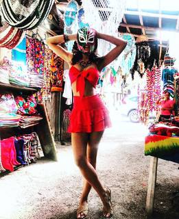 Amy Jackson feet photo thumbnail