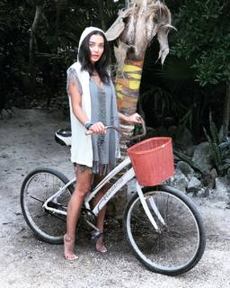 Amy Jackson feet photo thumbnail