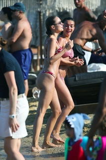 Amy Jackson feet photo thumbnail