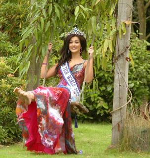 Amy Jackson feet photo thumbnail