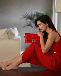 Amy Jackson feet photo thumbnail