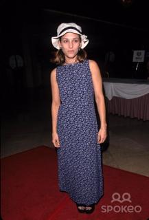 Amy Jo Johnson feet photo thumbnail