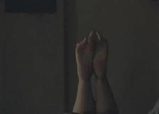 Amy Jo Johnson feet photo thumbnail