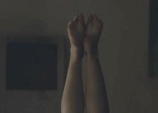 Amy Jo Johnson feet photo thumbnail