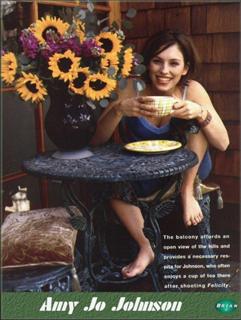 Amy Jo Johnson feet photo thumbnail