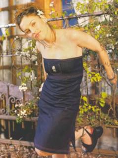 Amy Jo Johnson feet photo thumbnail