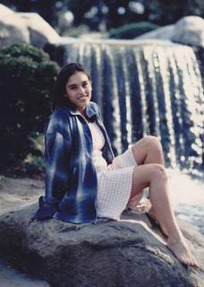 Amy Jo Johnson feet photo thumbnail